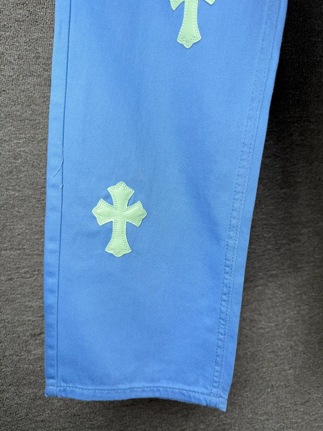 P270 💰 (Top version) CHROME HEARTS 25ss dopamine light blue cross-over leather washed jeans - Full of exploring the ultimate in fashion, Chrome Hearts' new Chrome Hearts pants not only present a unique style, the fresh ice blue color looks particularly youthful and energetic. The mid-high waist design is paired with a lazy and casual style, which not only shows long legs but also maintains a casual feel. It is a must-have fashion choice for trendy men and trendy women. Color: Dopamine light blue Size: 28-30-32-34 (corresponds to S-M-L-XL)